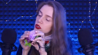 ASMR video Binaural zihin, karıncalar, zevk gevşeme için sesler. Kulak, fısıltı, ağız sesleri kulaklarına dokunarak. Wax mum sert yüzey. Zihninde derin duygular için yeni Tetikleyiciler. Kırmızı dudaklar