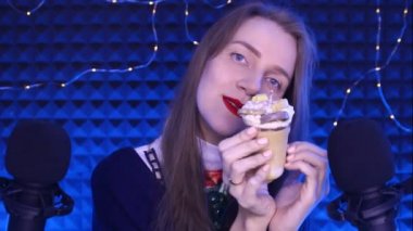 ASMR video Binaural zihin, karıncalar, zevk gevşeme için sesler. Kulaktan kulağınıza dokunarak. Wax mum sert yüzey. Zihninde derin duygular için yeni Tetikleyiciler. Kırmızı dudaklar makyaj, mavi arka ışık
