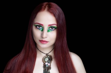 Boynunda yaratıcı bir aksesuarla güzel bir kız. Peri masalı karakteri, kabuklu deniz kızı, sualtı dünyası. İzoterik ve tarot, burçlar ve tahminler yatay afişler. Siyah arkaplan