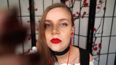 ASMR Genç ve güzel bir kadın yüzüne özel bir çubukla nazikçe dokunur, cilt masajı yapar. Hipnoz için rahatlatıcı el hareketleri. Cosmetolodyst Güzellik Servisi. Benekler, kırışıklıklar, sivilce tedavisi