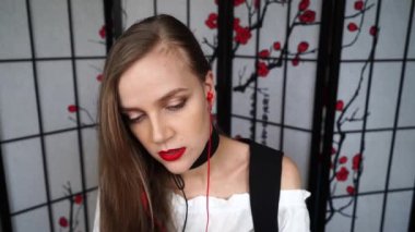 ASMR rol yapma, genç güzel bir kadın yüzüne hafifçe dokunur, gözlerinin altında mikroelementler olan özel bir maske takar, cilt masajı yapar. Hipnoz için rahatlatıcı el hareketleri. Cosmetolodyst Spa