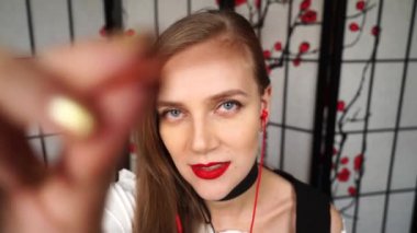 ASMR Genç güzel kadın nazikçe yüzüne dokunur, cilt masajı yapar. Hipnoz için rahatlatıcı el hareketleri. Kozmetik uzmanı güzellik servisi. Kişisel ilgi, dokunuşlar, duyusal duygular.