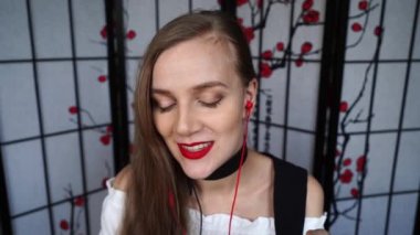 ASMR rol yapma, genç, güzel bir kadın gülümseyen, cilveli, nazikçe dilini şaklat. Hipnoz için rahatlatıcı el hareketleri. Yapışkan ıslak sesler, parmaklar tıkırdıyor. Cosmetolodyst Güzellik Servisi, rahat bir oda.