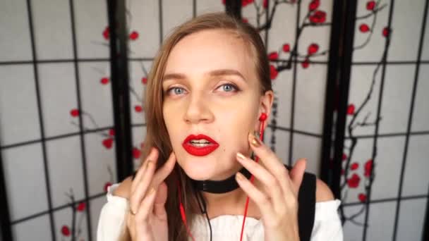 年轻美丽的女人轻轻触摸你的脸 做皮肤按摩 放松手的动作用于催眠 手指颤动和干手 — 图库视频影像