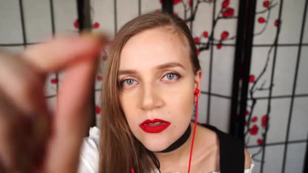 아리따운 여자가 막대기로 얼굴을 부드럽게 마사지를 최면을 움직임을 늦추는 Cosmetolodyst — 비디오