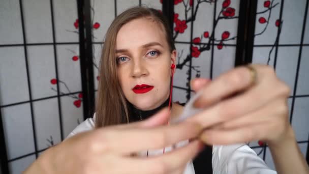 Asmr Rollspel Ung Vacker Kvinna Försiktigt Vidrör Ansiktet Tillämpa Speciell — Stockvideo