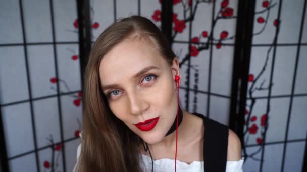 Asmr Rol Yapma Genç Güzel Bir Kadın Kibarca Dilini Şıklatıyor — Stok video