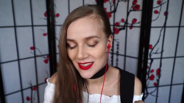 Asmr Rollspel Ung Vacker Kvinna Leende Flirtig Försiktigt Klicka Hennes — Stockvideo