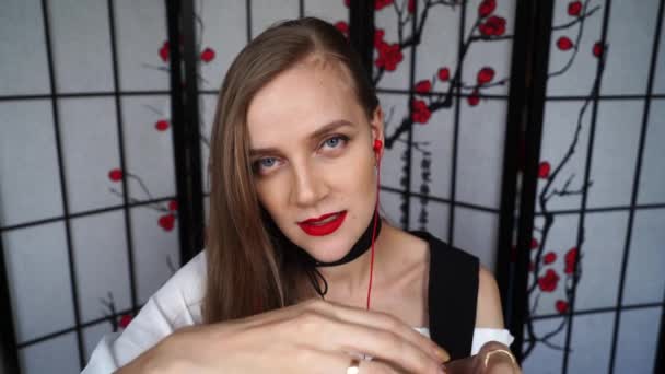 Jeu Rôle Asmr Jeune Belle Femme Touche Doucement Bouteille Serrer — Video