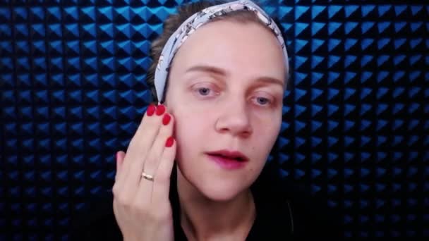 Smuk Pige Anvender Løft Creme Rører Hendes Ansigt Hudmassage Foryngelse – Stock-video