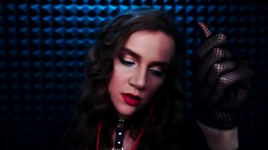 Güzellik uzmanı kadın ASMR sesi çıkarıyor. Rahatlatıcı eldivenler ve el sesi. Derin rahatlama için en iyi tetikleyici siyah eldivendir. Yüze dokunan eller, titreyen parmaklar. Kulaktan kulağa hışırtı