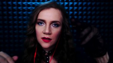 Genç kadın ASMR sesleri çıkarıyor. Rahatlatıcı eldivenler ve el sesi. Derin rahatlama için en iyi tetikleyici siyah balık ağı eldiveni. İzleyicinin yüzüne dokunan eller, masaj. Kulaktan kulağa fısıldayarak.