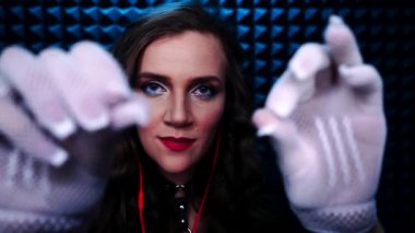 ASMR gevşetici eldivenler ve el sesleri. Derin rahatlama ve uykuya dalma için en iyi tetikleyici beyaz balık ağı eldiveni. Ağız sesi. Eller görsel temas, masaj. Kulaktan kulağa hışırtı hareketlerini kapat
