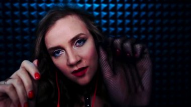 ASMR gevşetici eldivenler ve el sesleri. Derin rahatlama ve uykuya dalma için en iyi tetikleyici siyah balık ağı eldiveni. Eller yüze dokunuyor, kafa masajı yapıyor. Kulaktan kulağa fısıldayarak kapat