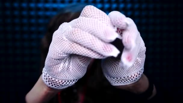Asmr放松手套和手的声音 白鱼网手套是深度放松的最佳触发器 是一种新的入睡技术 手部触觉按摩耳朵到耳朵都是生锈的手指 — 图库视频影像
