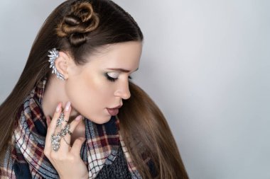 Kapalı portre, güzel bayan, cilt saç modeli. Lüks saç modelleme. Yeni konsept. Kadın uzunluğunda saçlar. Sıradan saç stili saç kesimi çiçekleri topladı. Güzel şehir eşarbı geleneksel stili