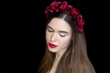 Cadılar Bayramı partisi için yaratıcı makyaj, siyah oklar, koyu kırmızı sarmaşık dudakları. Büyük gözler makyaj pırıltısı, yüz gecesi, parlak parlak ruj. Orijinal fikir Calavera. Profesyonel konsept. Genç seksi kız.