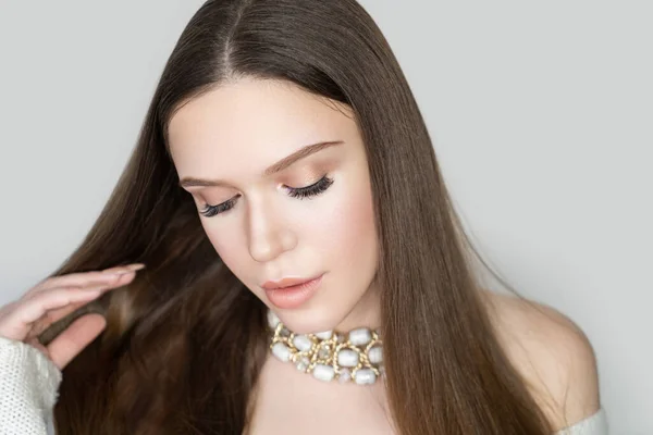 Hermoso Concepto Cuidado Piel Mujer Maquillaje Brillante Tonos Dorados Sombras — Foto de Stock