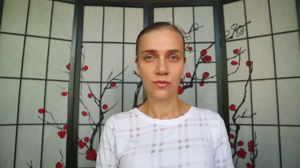 Megérinti Orrát Orr Formáról Álmodik Arcplasztikai Műtétről Csinos Lány Mosolyog — Stock videók