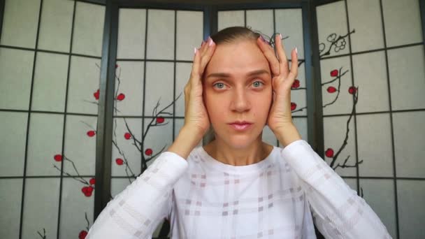 Hübsches Mädchen Macht Gesicht Yoga Alter Schielende Augen Während Die — Stockvideo
