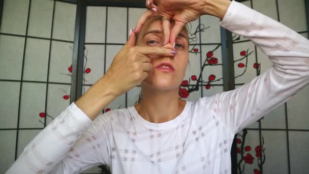 Dvě Cvičení Nosní Kondice Žena Dotkne Nosu Modelování Nových Tvarových — Stock video