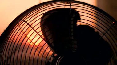 Vantilatöre girip çıkıyor. Close.