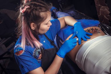 Profesyonel tattooer tattoo studio içinde çalışır