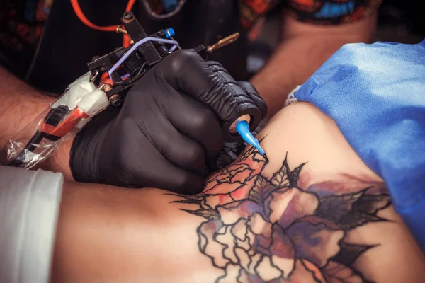 Mestre de pele faz imagens de tatuagem em sala de tatuagem — Fotografia de Stock