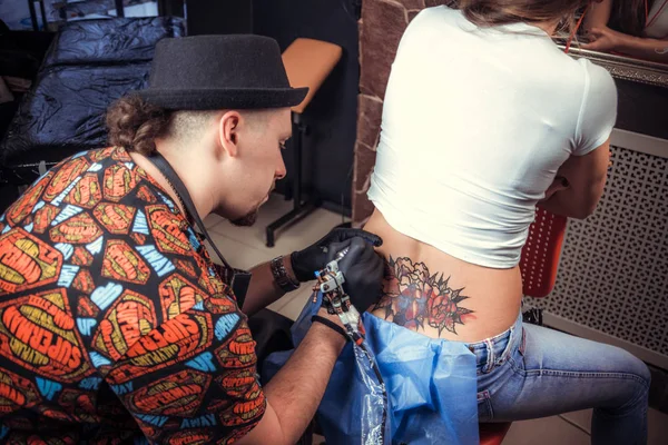 Skin master demonstreert proces van het maken van een tatoeage — Stockfoto