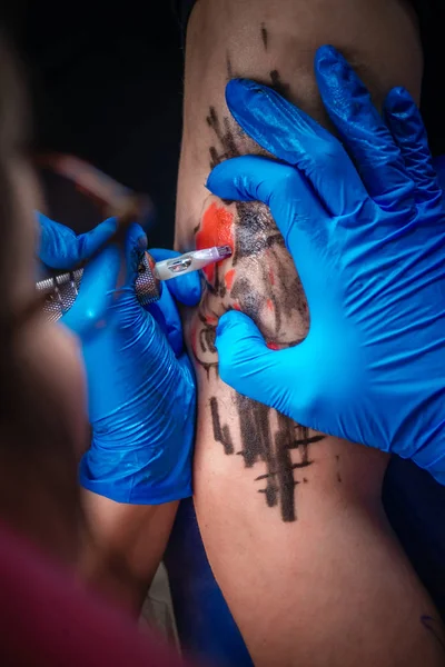 Tatueringsspecialist gör en tatuering i studion — Stockfoto
