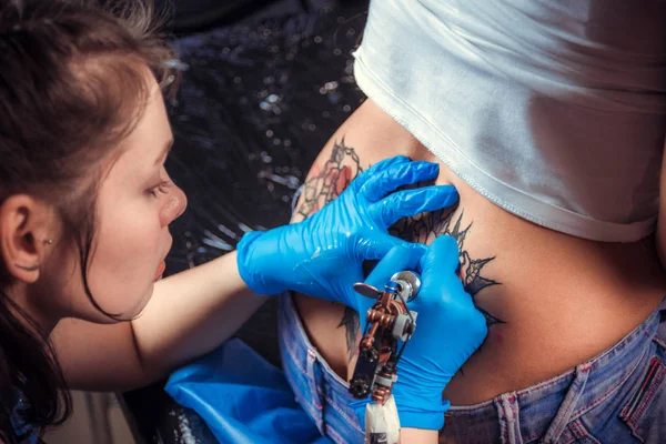 Mestre de pele criar tatuagem em estúdio — Fotografia de Stock