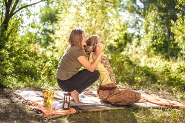 Kız masöz gün ışığında kapsamlı bir masaj sağlar.