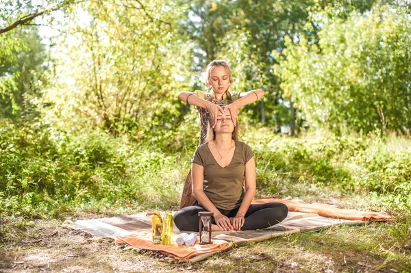 Schöne Frau mit einer Massage. — Stockfoto