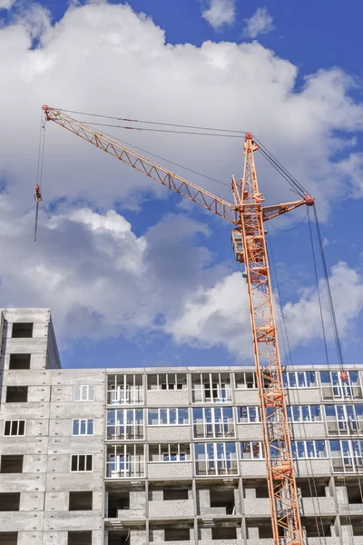 Bygga Lyftkranar och bygga hus. — Stockfoto