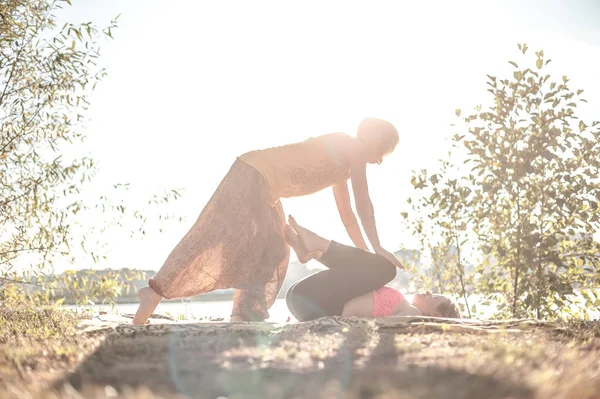 Professionele masseuse zorgt voor een grondige massage op de bosbodem. — Stockfoto