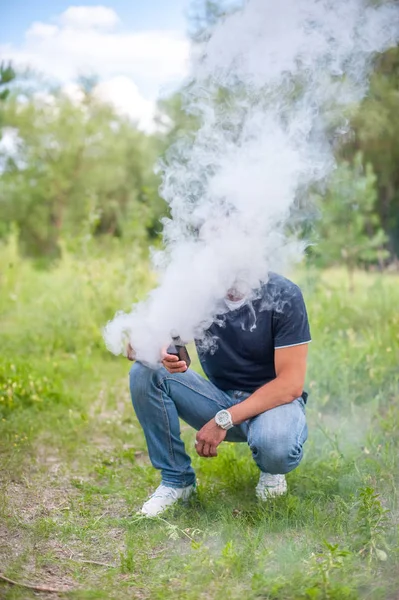 Şık sigara içen bir çift bir e-sigara havaya uçurrıyor. Vaping. — Stok fotoğraf