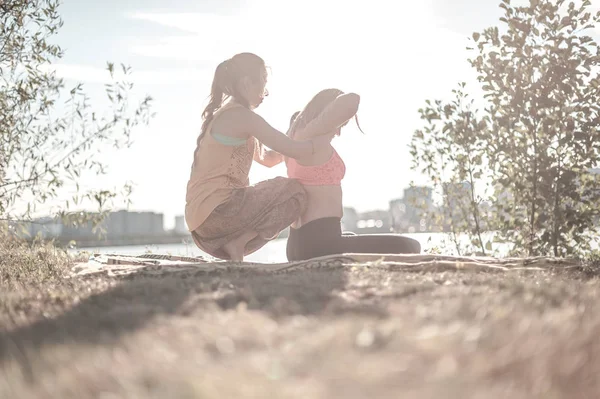 Proffesional masöz ormanda rahatlatıcı bir masaj yapar.