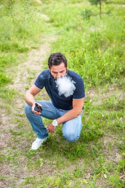 Acımasız vaper gün ışığında e-sigara zevk. Nikotin bağımlılığıkurtulmak.