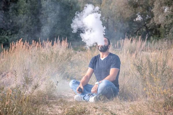 Şık sigara içen vaping ve buhar bulutu bültenleri. Nikotin bağımlılığıkurtulmak. — Stok fotoğraf