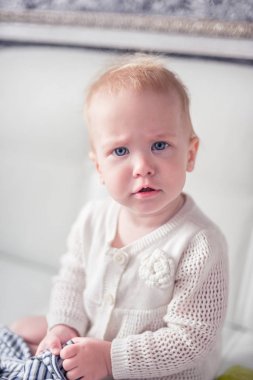 Merak eden küçük bebek poz veriyor