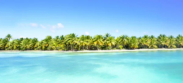 Cielos azules claros con vistas a una isla maravillosa, situada entre aguas cristalinas . — Foto de Stock