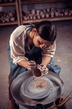 Seramik atölyesinde çömlekçilik ile çalışan şık esnaf kadın. İlham ve yaratıcılık.