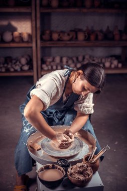 Şık zanaatkar, eski teknolojiyi kullanarak seramik yemekleri yapma sürecini gösteriyor. Halk el sanatları.