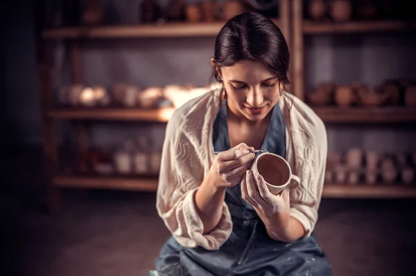 Elegante maestro femenino disfrutando del arte de la cerámica y el proceso de producción. Fabricación de cerámica . — Foto de Stock