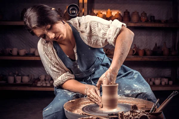 Charmig professionell Potter gör keramik, skulptör från våt lera på hjulet. Hantverk. — Stockfoto