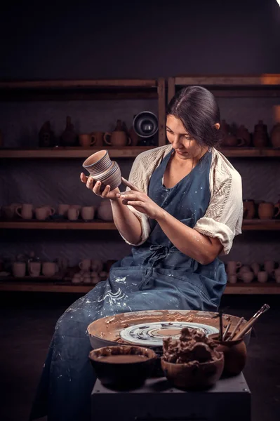 Hermoso artesano demuestra el proceso de fabricación de platos de cerámica utilizando la tecnología antigua. Industria de la artesanía . — Foto de Stock