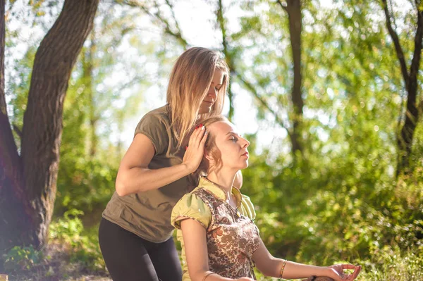 Mujer masajista implementa sus habilidades de masaje en la naturaleza . —  Fotos de Stock