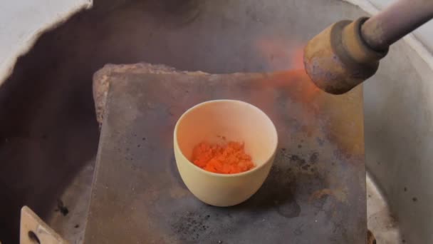 Le processus de fusion de l'or dans le creuset. Gros plan — Video