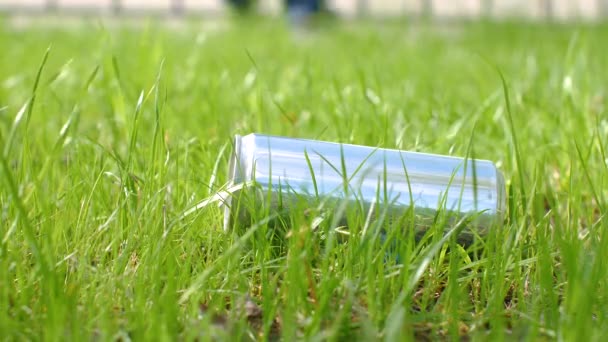 Un hombre recoge basura de la hierba. Reciclaje. Proteger el medio ambiente — Vídeos de Stock