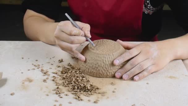 Pottery. Female ceramist apply texture to freshly prepared ceramic ware. — Stockvideo